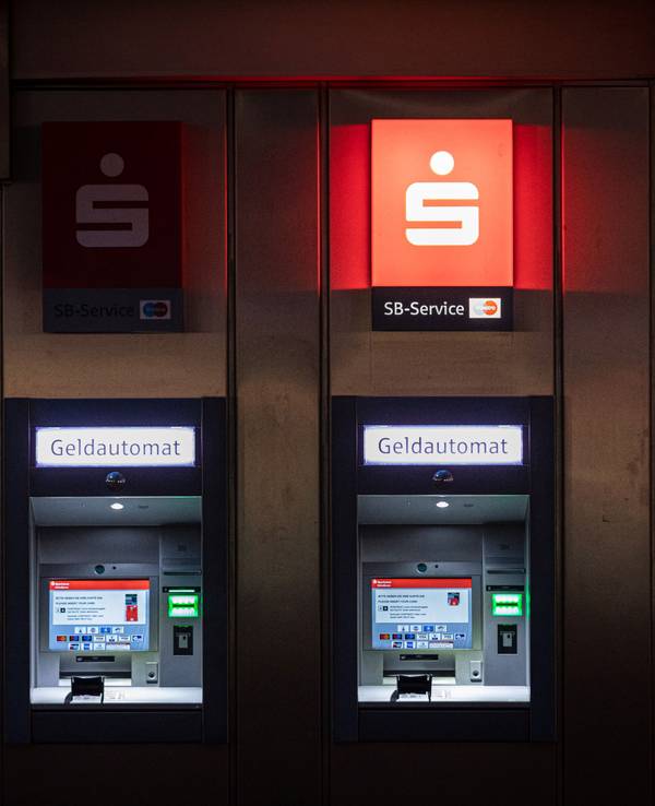 Zwei Geldautomaten der Kreissparkasse Köln