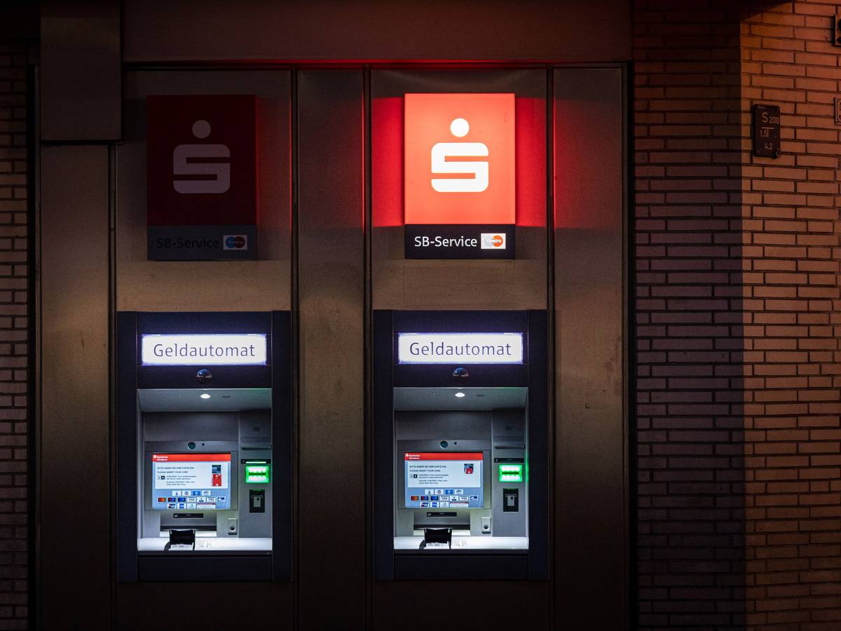 Zwei Geldautomaten der Kreissparkasse Köln