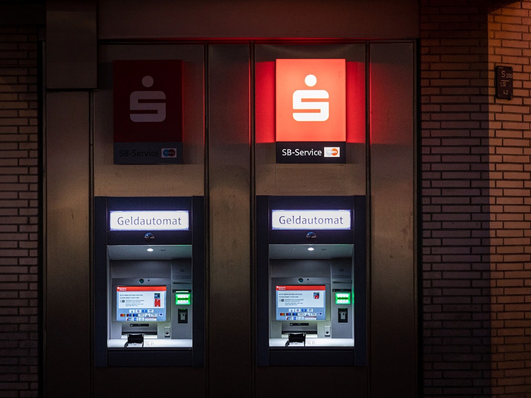 Zwei Geldautomaten der Kreissparkasse Köln