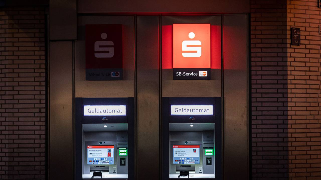 Zwei Geldautomaten der Kreissparkasse Köln
