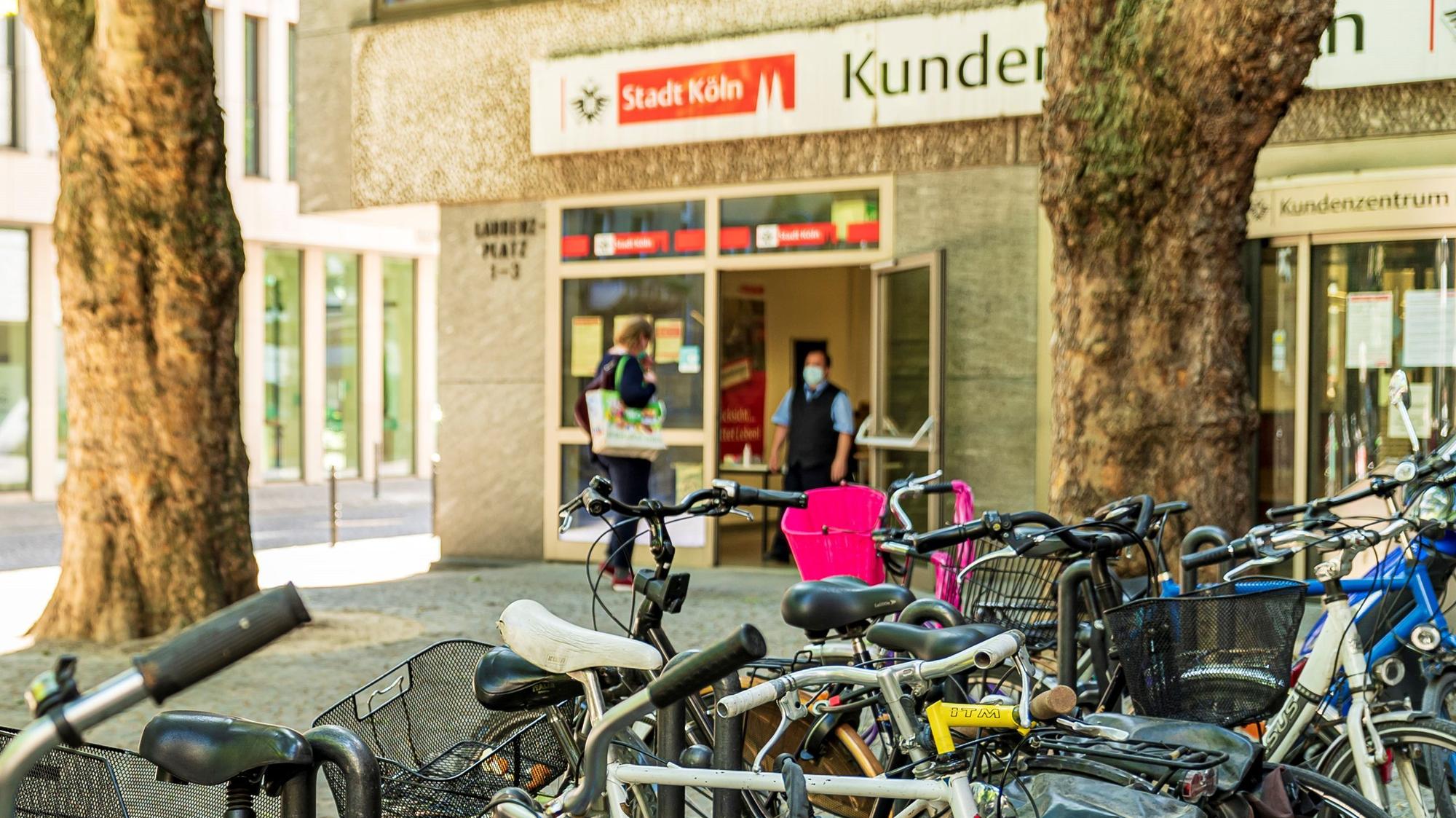 Der Eingang eines Kundenzentrums der Stadt Köln in der Kölner Innenstadt.