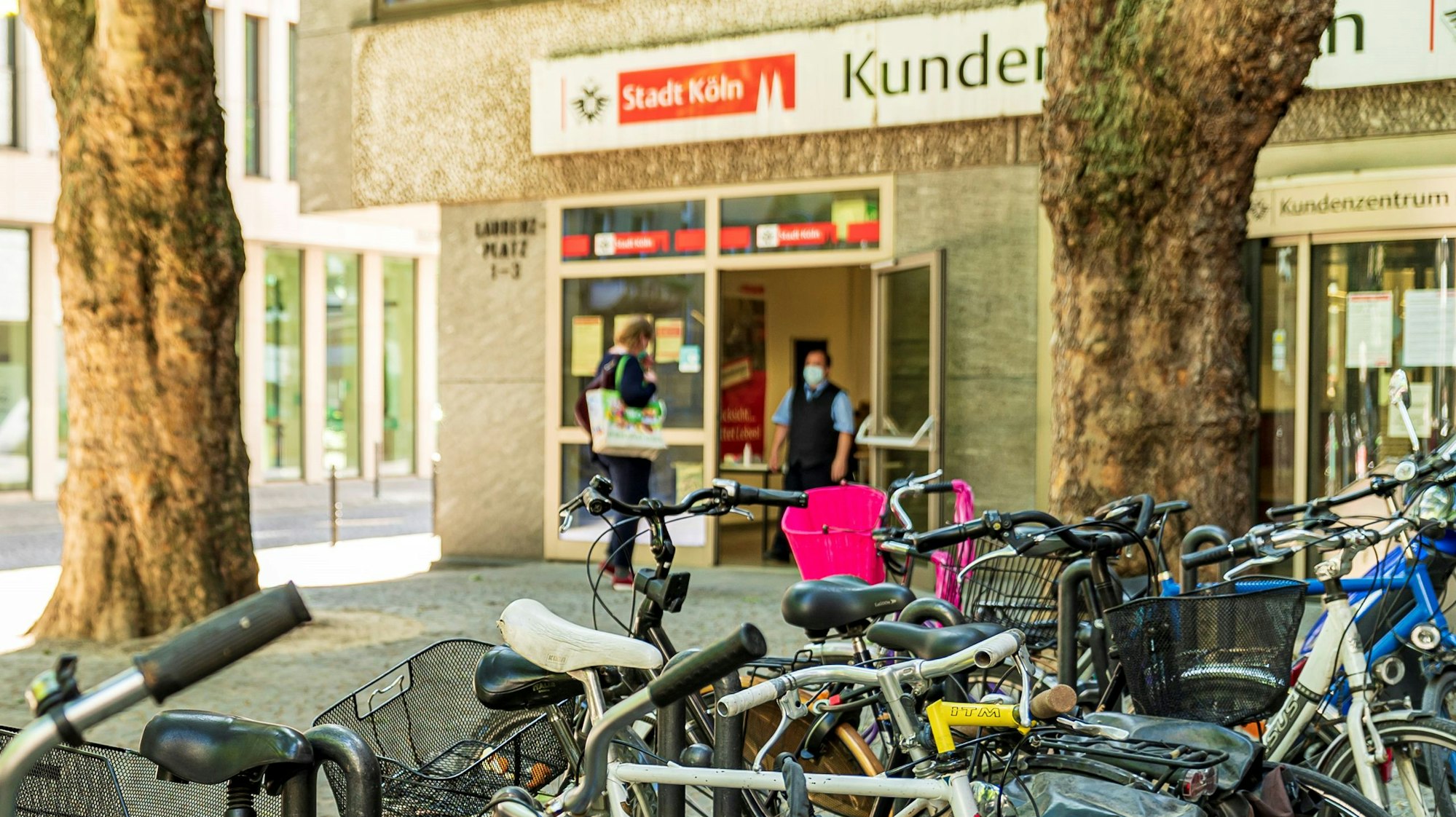 Der Eingang eines Kundenzentrums der Stadt Köln in der Kölner Innenstadt.