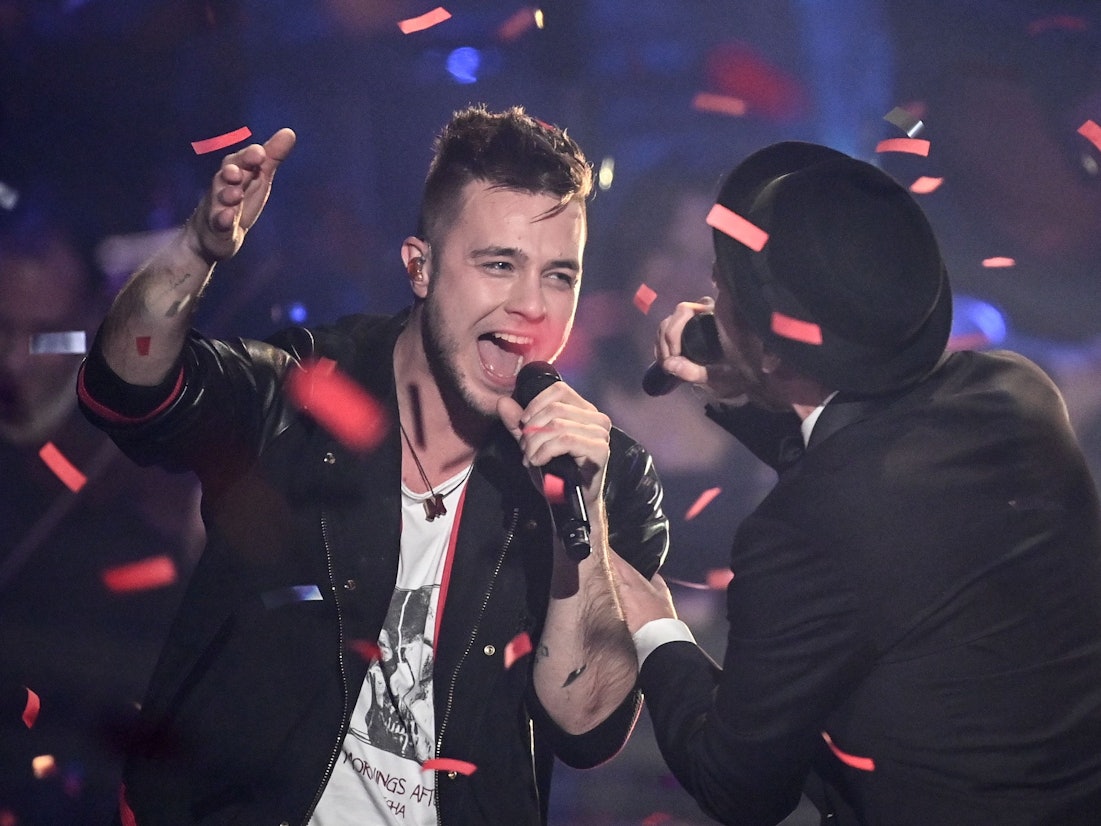 Der Sänger Sebastian Krenz und Coach Johannes Oerding jubeln nach dem Sieg beim Finale der Castingshow „The Voice of Germany 2021“.
