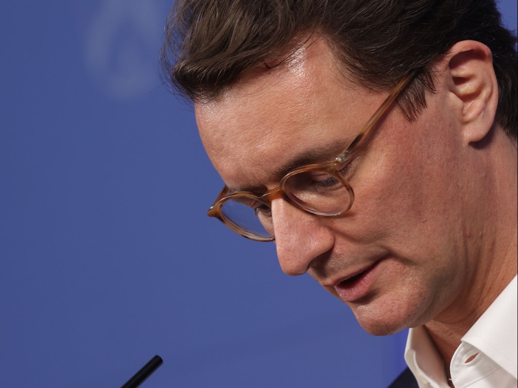 Hendrik Wüst (CDU), Ministerpräsident von Nordrhein-Westfalen, redet bei einer Pressekonferenz