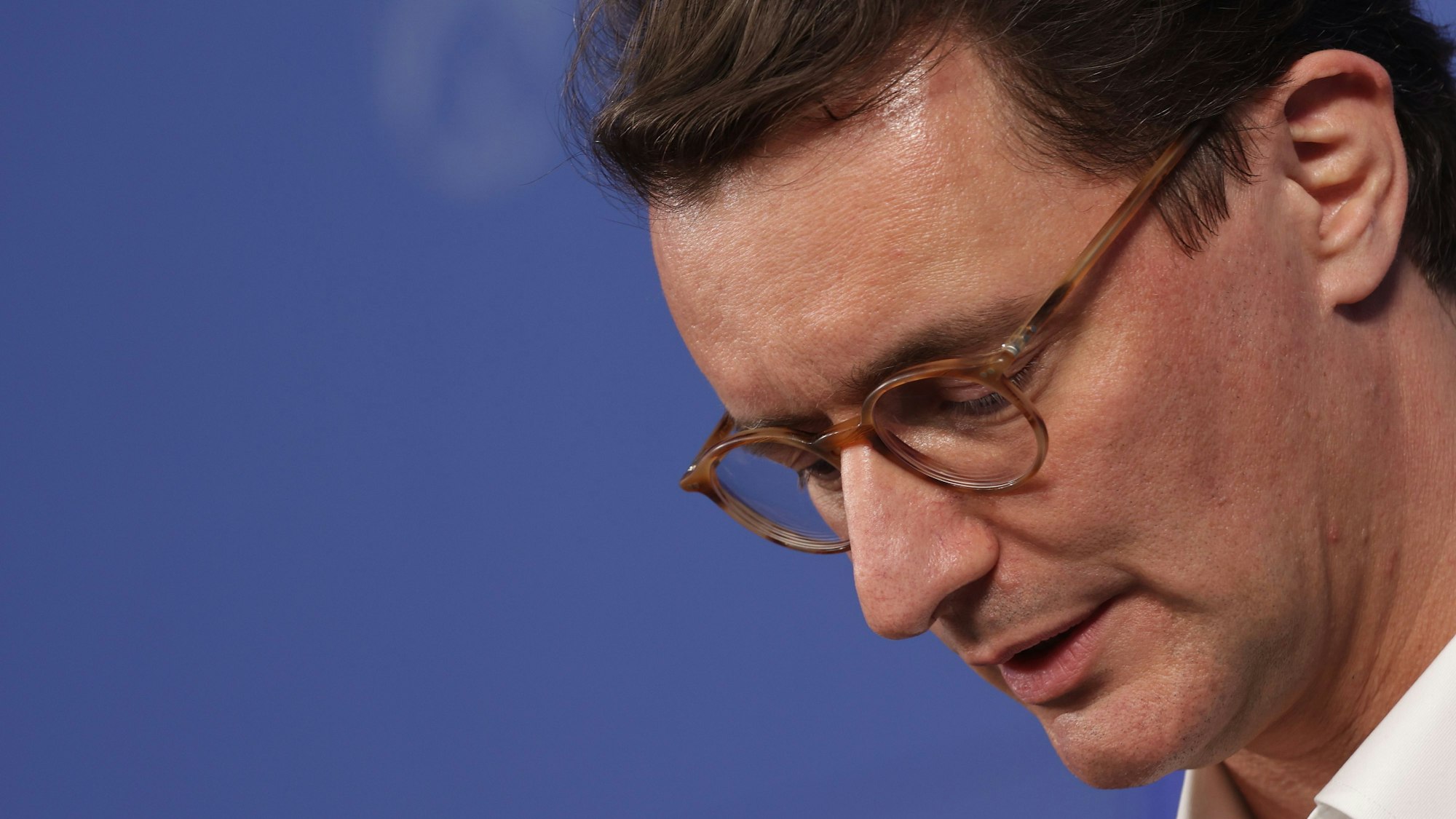 Hendrik Wüst (CDU), Ministerpräsident von Nordrhein-Westfalen, redet bei einer Pressekonferenz