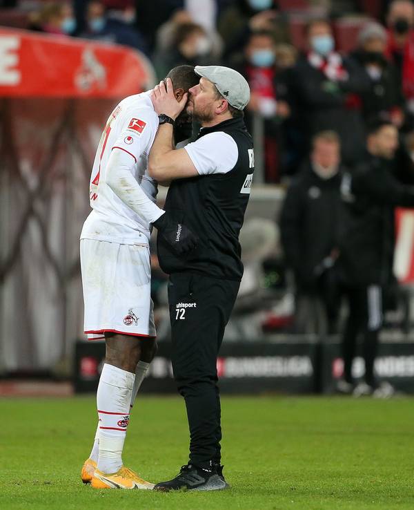 Steffen Baumgart nimmt Anthony Modeste nach dem Sieg des 1. FC Köln gegen den VfB Stuttgart in die Arme.