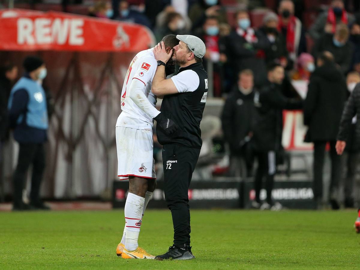 Steffen Baumgart nimmt Anthony Modeste nach dem Sieg des 1. FC Köln gegen den VfB Stuttgart in die Arme.