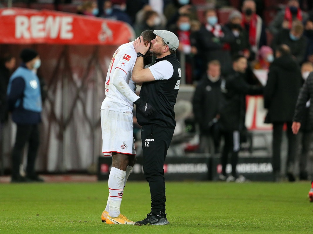 Steffen Baumgart nimmt Anthony Modeste nach dem Sieg des 1. FC Köln gegen den VfB Stuttgart in die Arme.