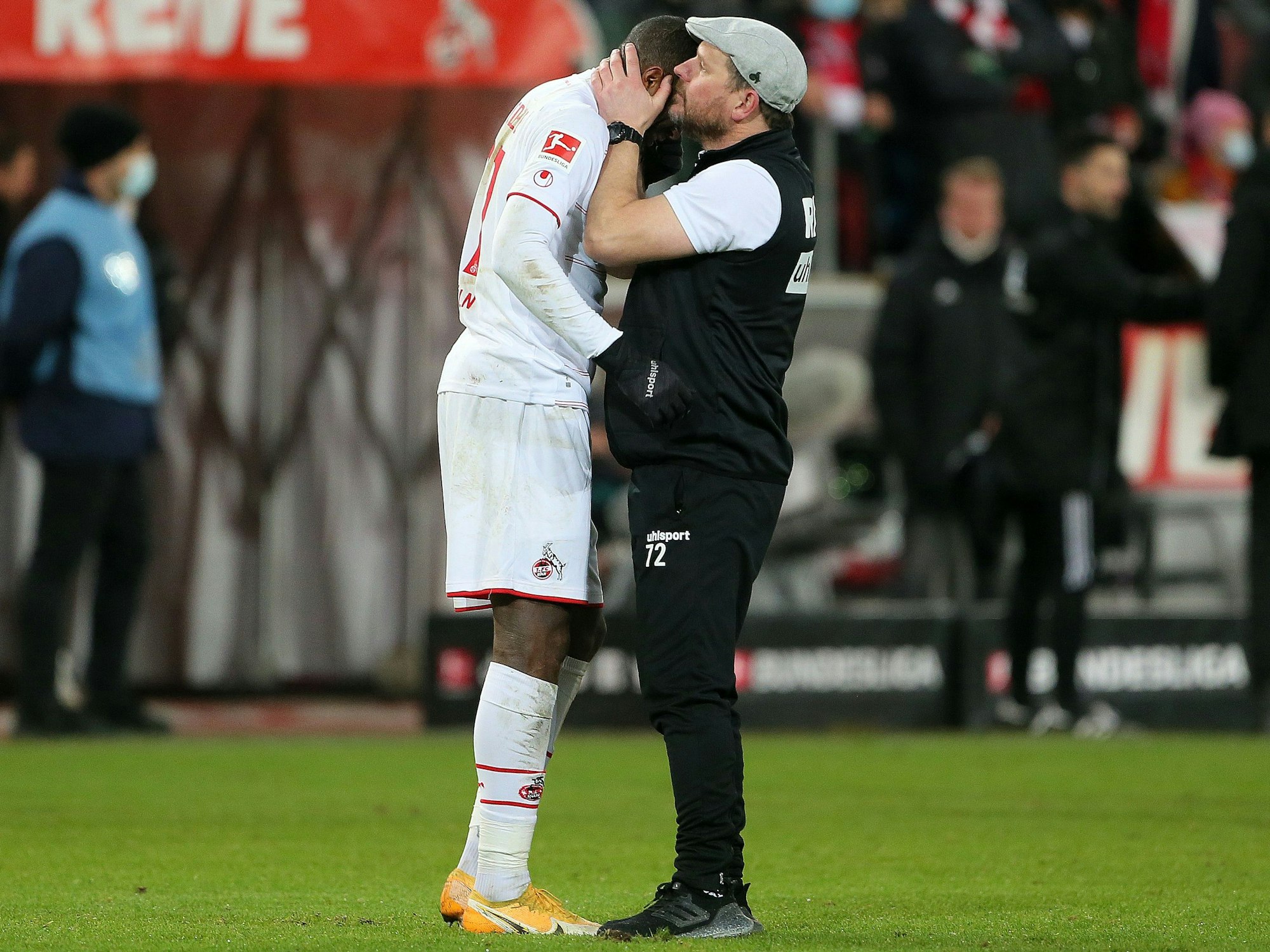 Steffen Baumgart nimmt Anthony Modeste nach dem Sieg des 1. FC Köln gegen den VfB Stuttgart in die Arme.