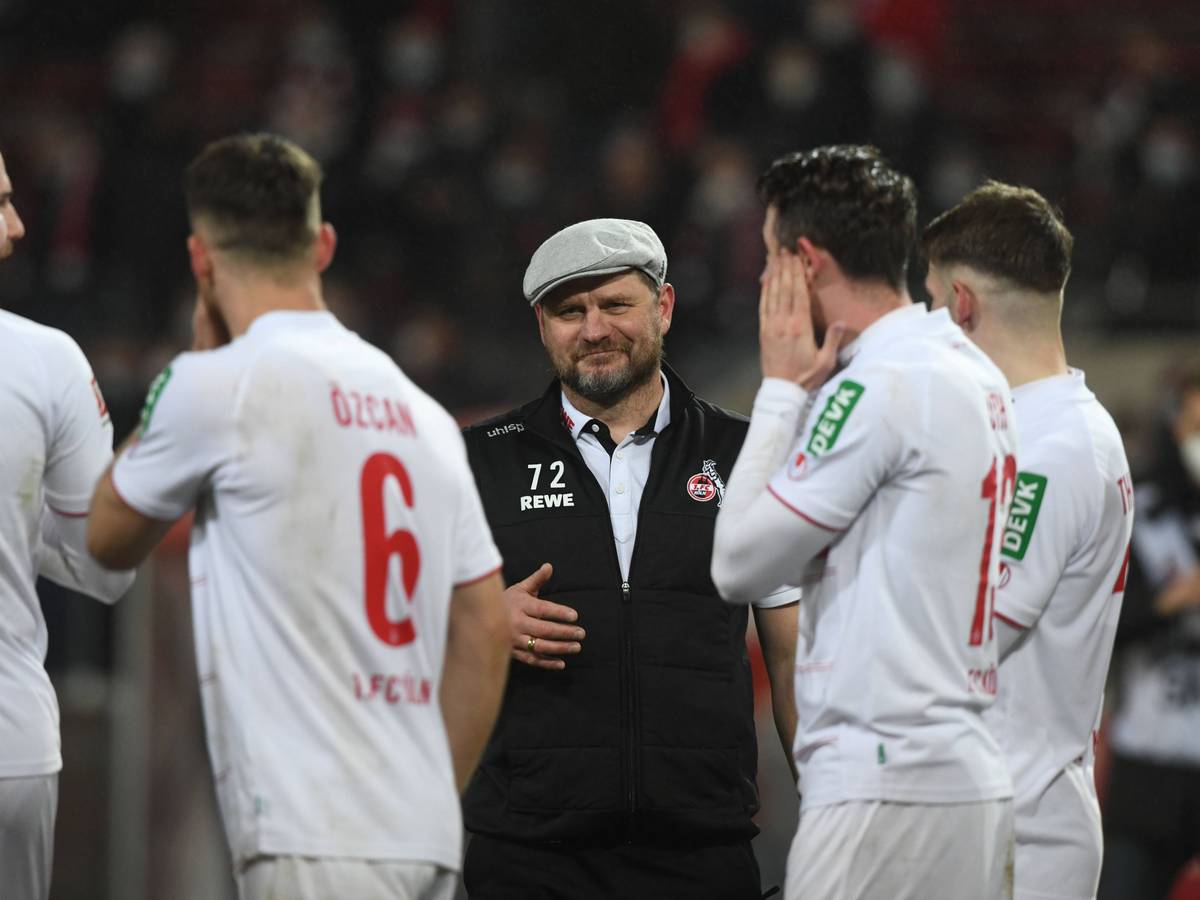 FC-Trainer Steffen Baumgart zeigte sich nach dem Sieg gegen den VfB Stuttgart bestens gelaunt – umringt von Jannes Horn, Salih Özcan, Mark Uth und Jan Thielmann.