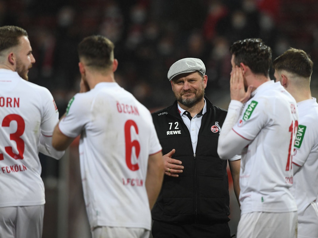 FC-Trainer Steffen Baumgart zeigte sich nach dem Sieg gegen den VfB Stuttgart bestens gelaunt – umringt von Jannes Horn, Salih Özcan, Mark Uth und Jan Thielmann.