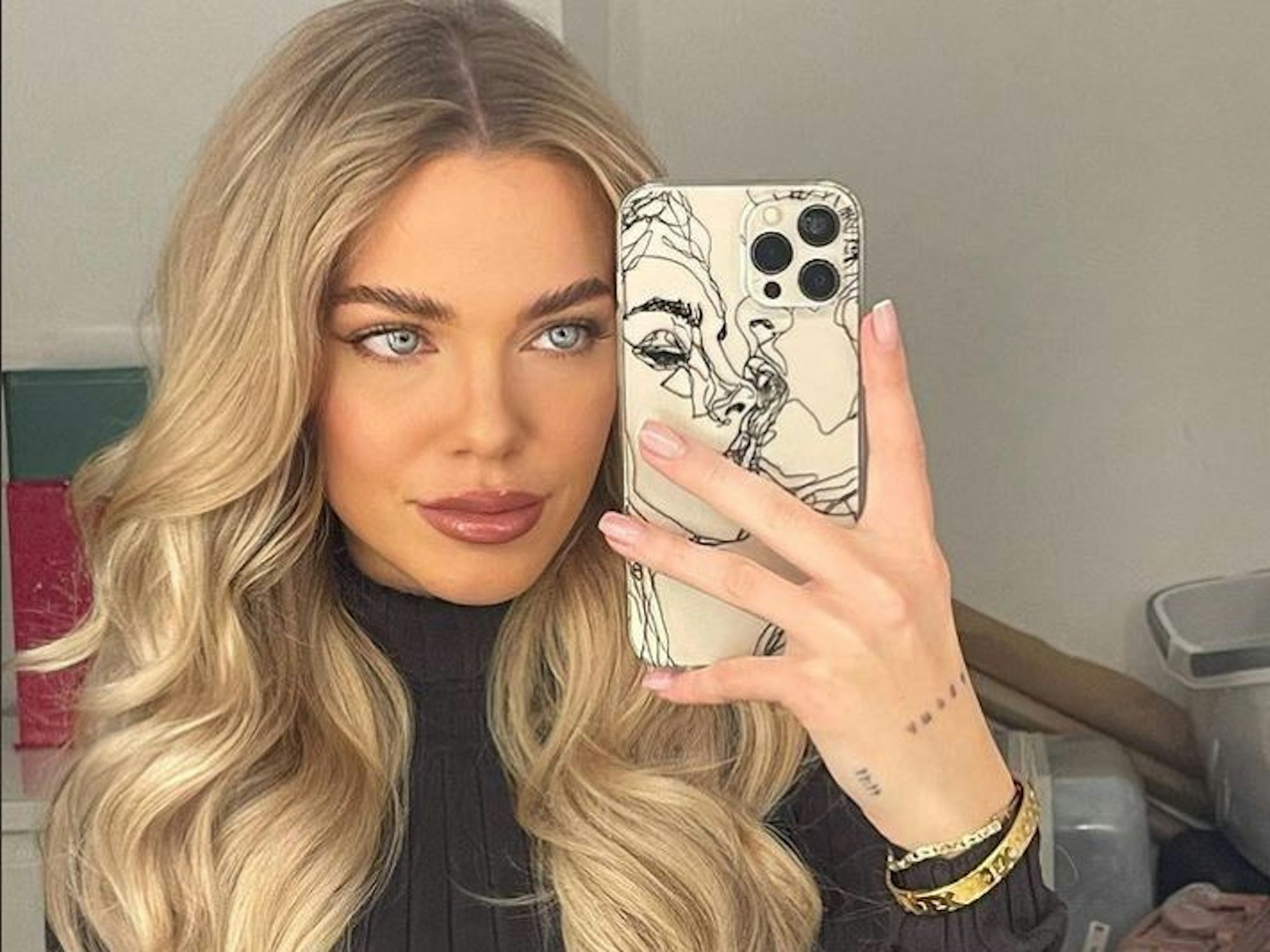 Pietro-Ex Laura Maria auf einem Selfie vor einem Spiegel.