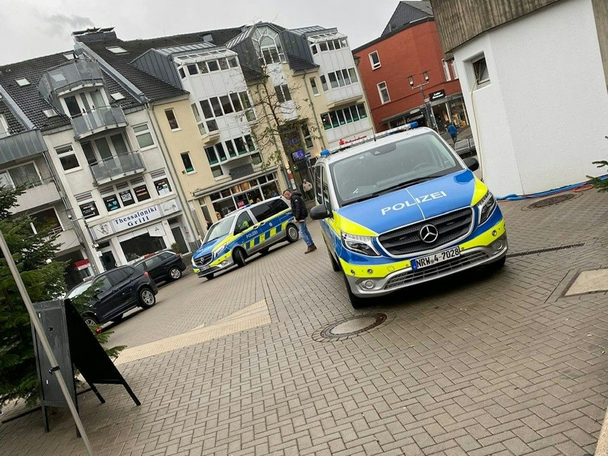 Die Spurensicherung der Polizei versiegelte die Hütte des Bensberger Hüttenzaubers.
