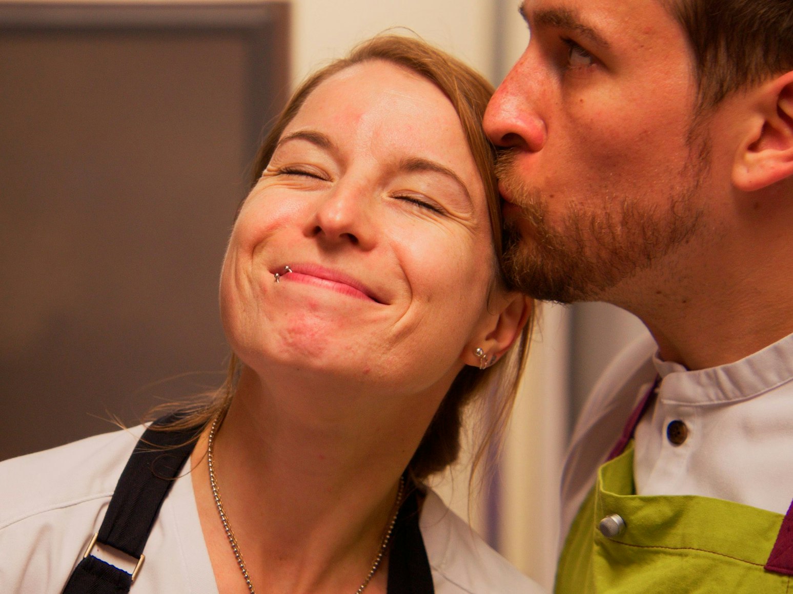 Erik Scheffler küsst Sonja Baumann auf den Kopf