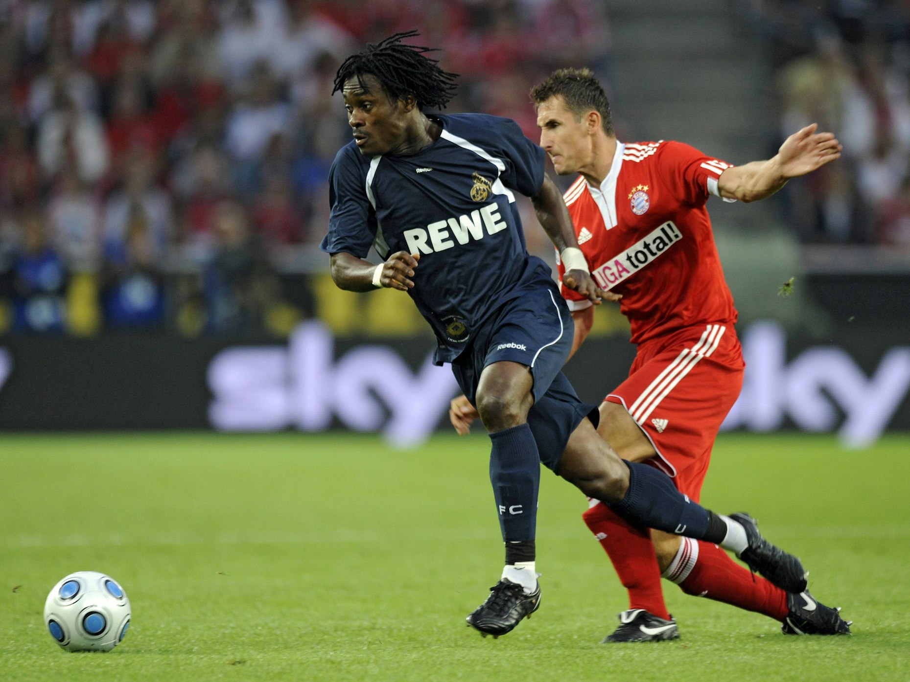 Miroslav Klose verfolgt Derek Boateng.