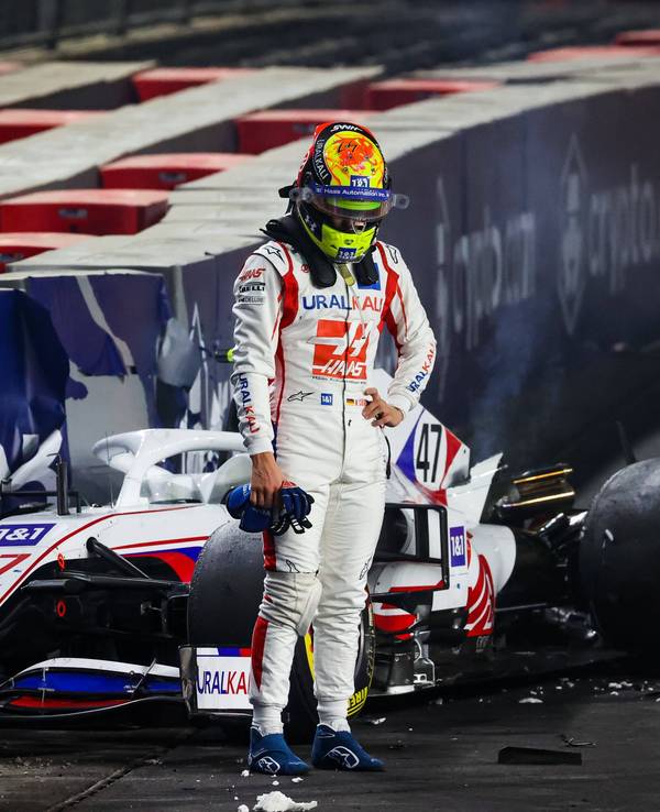 Mick Schumacher steht vor seinem demolierten Auto.