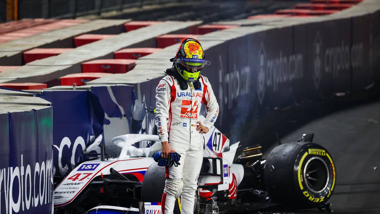 Mick Schumacher steht vor seinem demolierten Auto.