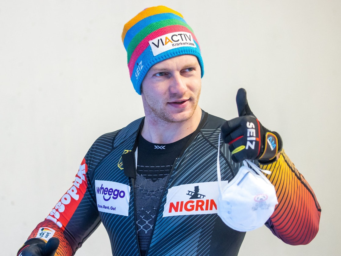 Francesco Friedrich hebt den Daumen