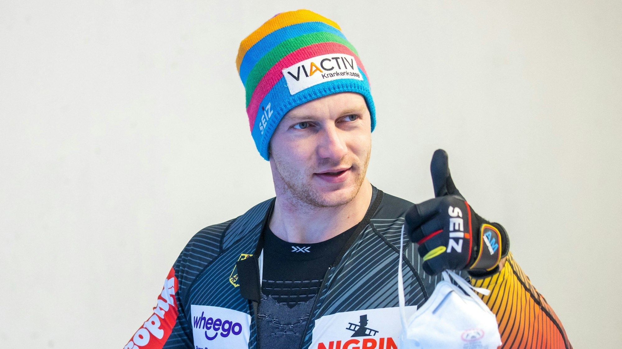 Francesco Friedrich hebt den Daumen