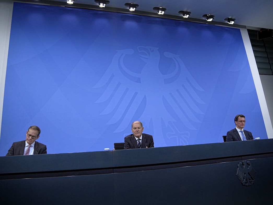 Bundeskanzler Olaf Scholz (Mitte, SPD), spricht neben Hendrik Wüst (r., CDU), Ministerpräsident von Nordrhein-Westfalen und Michael Müller (SPD), Regierender Bürgermeister von Berlin, zu einer Pressekonferenz am 9. Dezember nach den Beratungen der Bundesregierung mit den Ministerpräsidentinnen und Ministerpräsidenten der Länder.