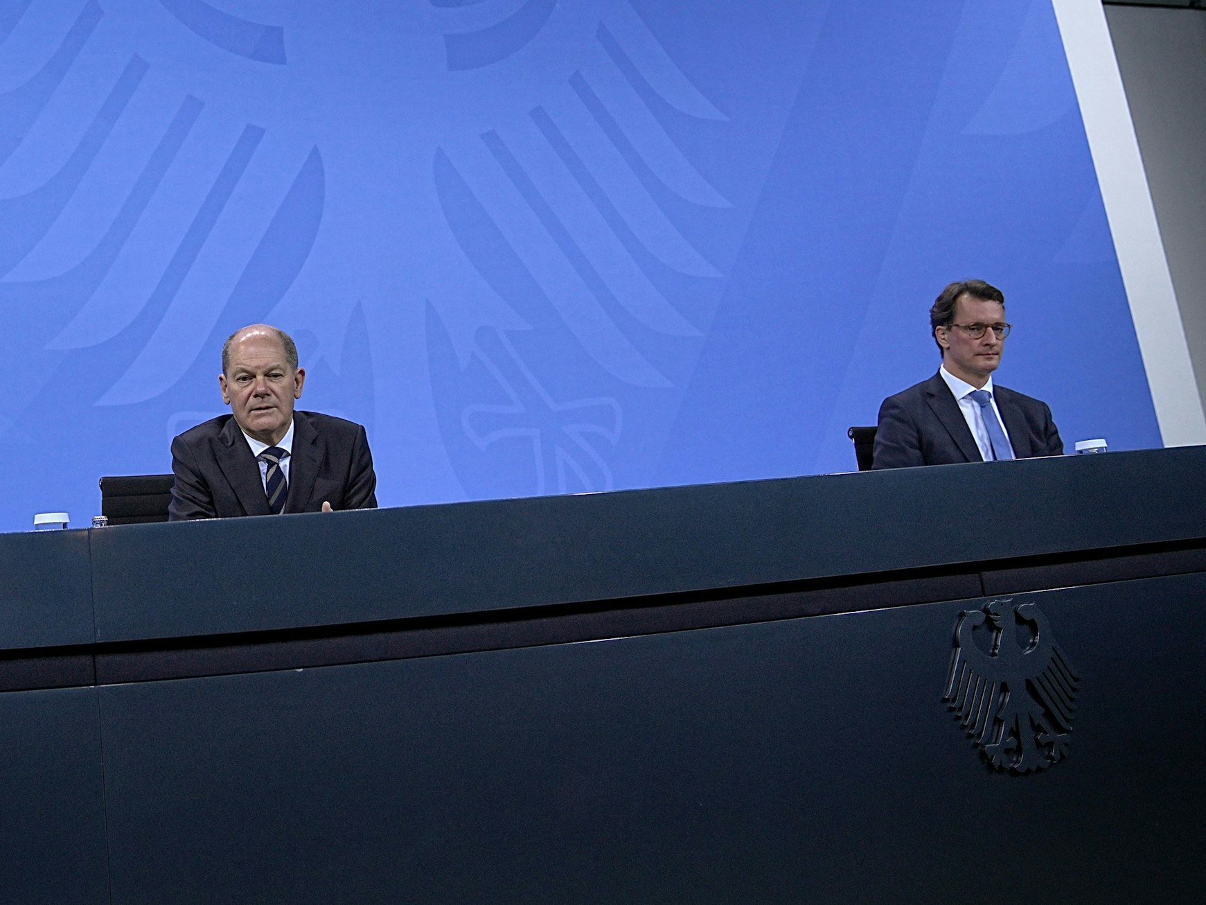 Bundeskanzler Olaf Scholz (Mitte, SPD), spricht neben Hendrik Wüst (r., CDU), Ministerpräsident von Nordrhein-Westfalen und Michael Müller (SPD), Regierender Bürgermeister von Berlin, zu einer Pressekonferenz am 9. Dezember nach den Beratungen der Bundesregierung mit den Ministerpräsidentinnen und Ministerpräsidenten der Länder.