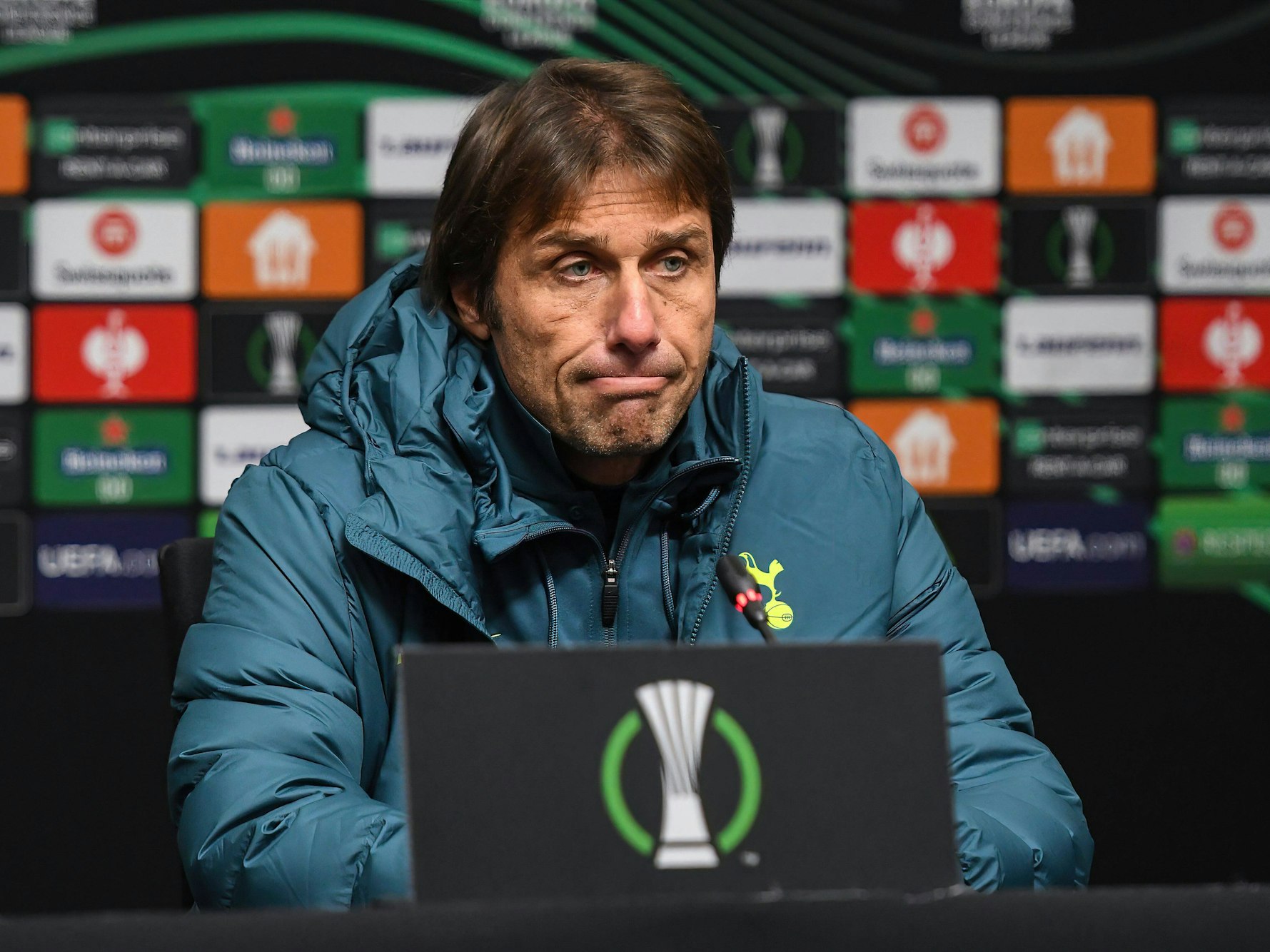 Antonio Conte verzieht auf einer Pressekonferenz das Gesicht.