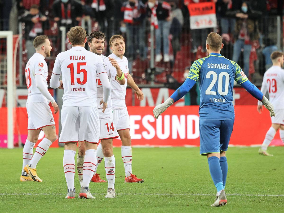 Luca Kilian, Jonas Hector, Marvin Schwäbe und Co. herzen sich nach dem FC-Sieg gegen den VfB Stuttgart.