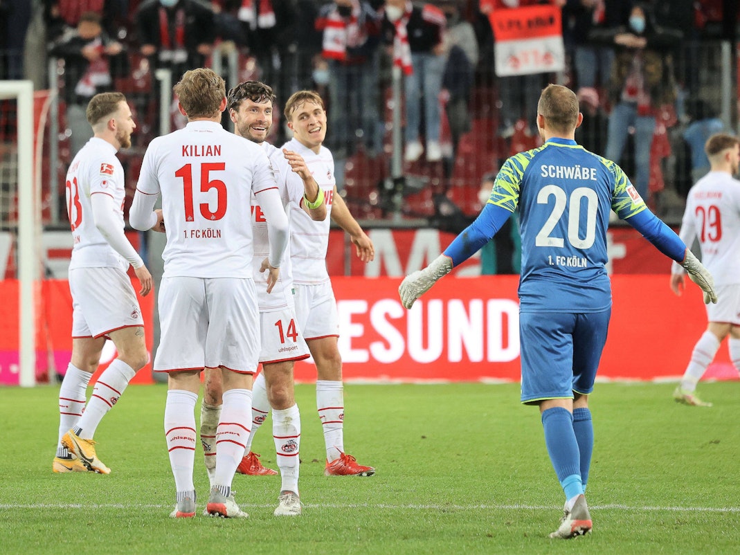 Luca Kilian, Jonas Hector, Marvin Schwäbe und Co. herzen sich nach dem FC-Sieg gegen den VfB Stuttgart.
