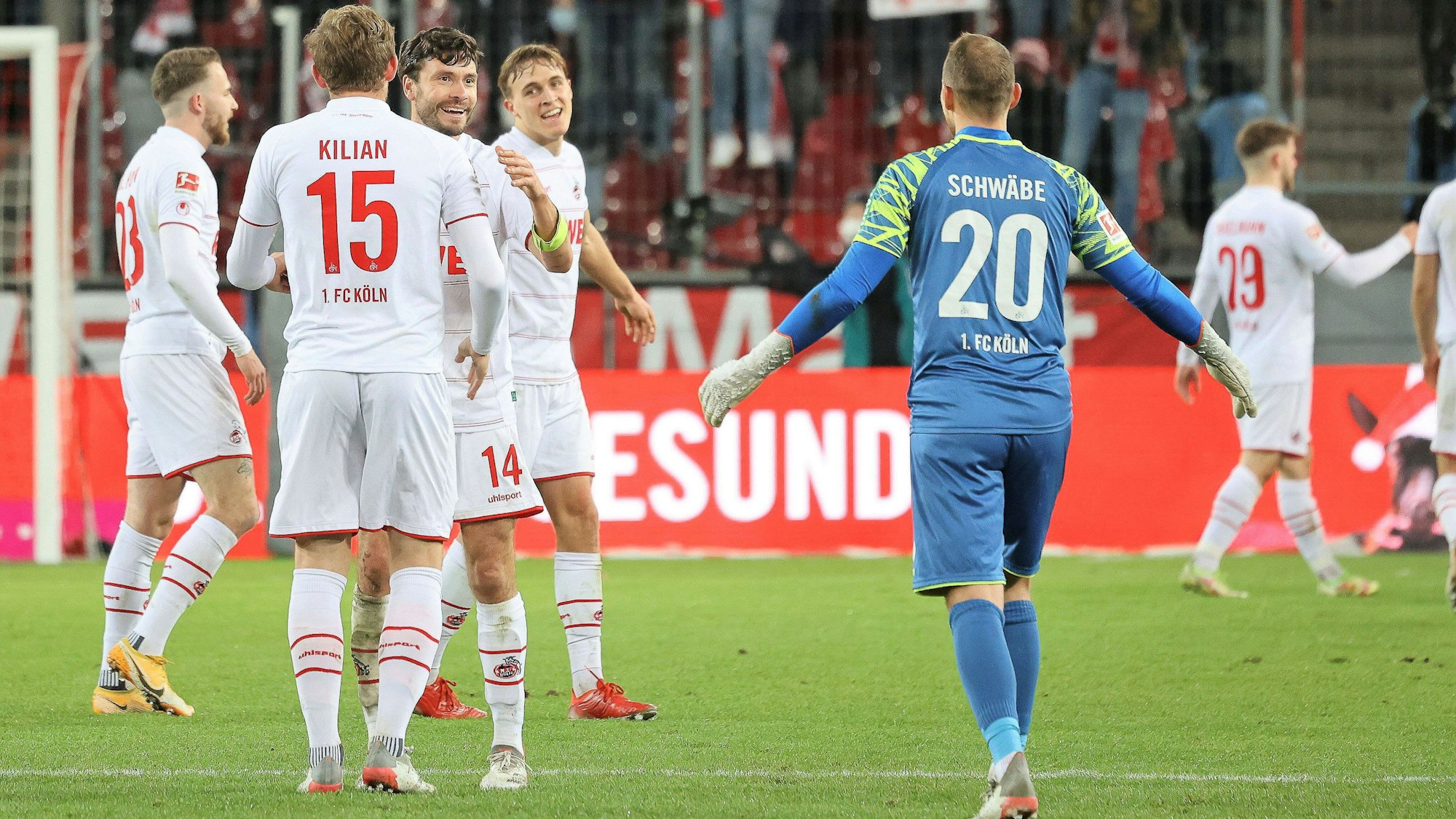 Luca Kilian, Jonas Hector, Marvin Schwäbe und Co. herzen sich nach dem FC-Sieg gegen den VfB Stuttgart.