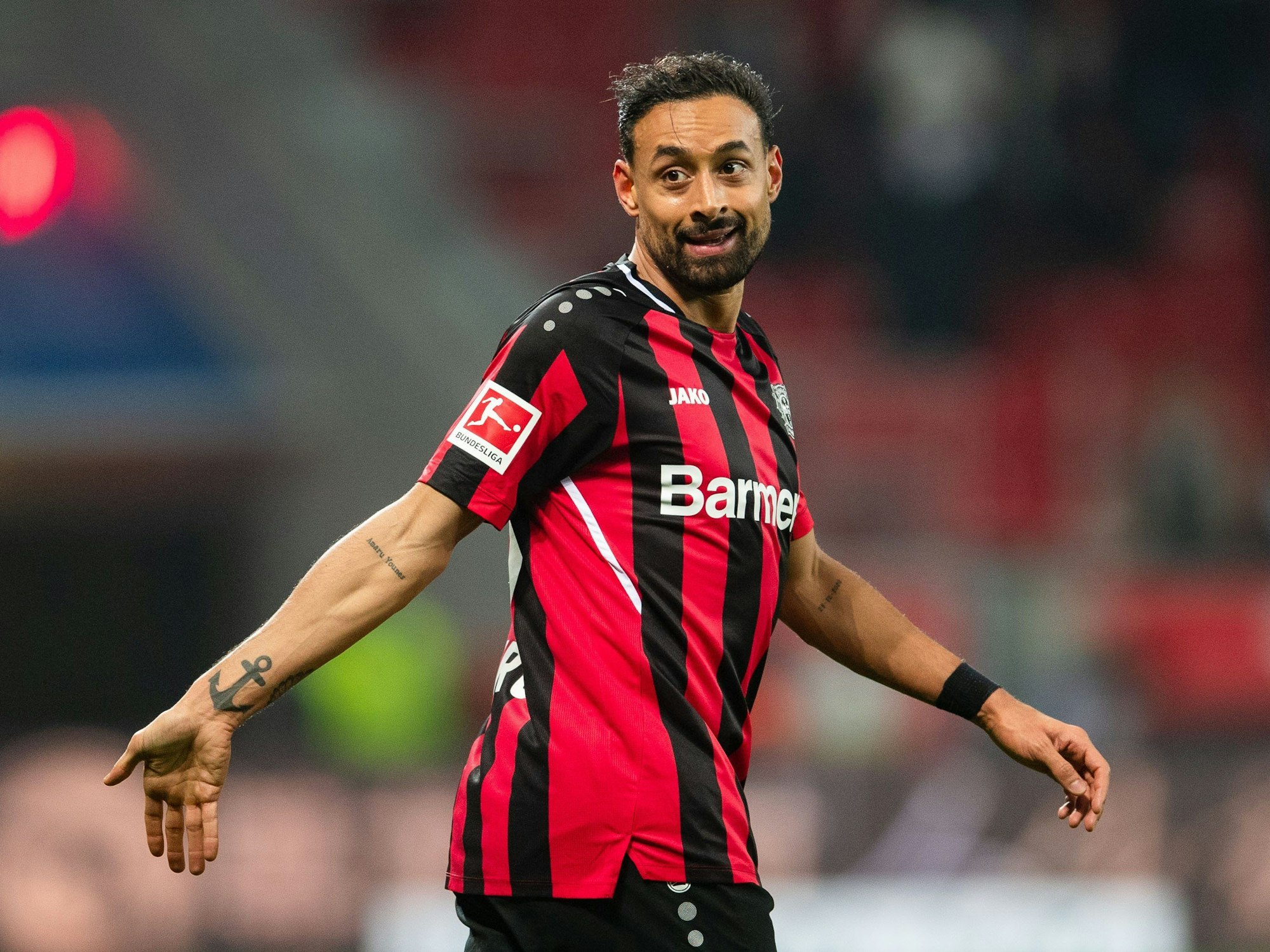 Leverkusens Karim Bellarabi reagiert während der Partie.