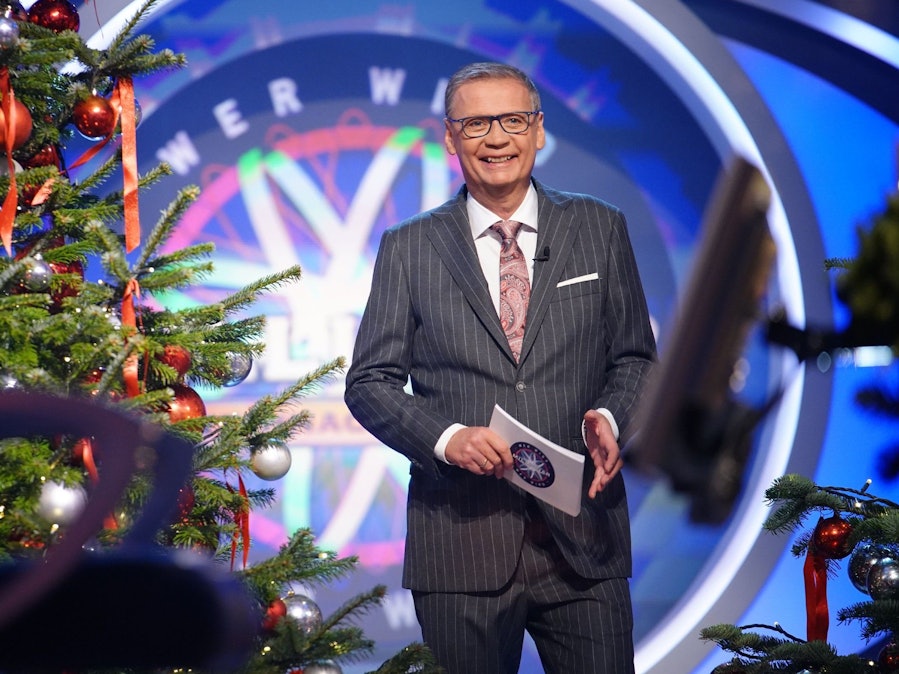 Günther Jauch im Weihnachts-Special von „Wer wird Millionär“ am Montag (20. Dezember): Bei einer einfachen Weihnachtsfrage zu einem Kinderlied standen sowohl er als auch seine Kandidatin auf dem Schlauch.