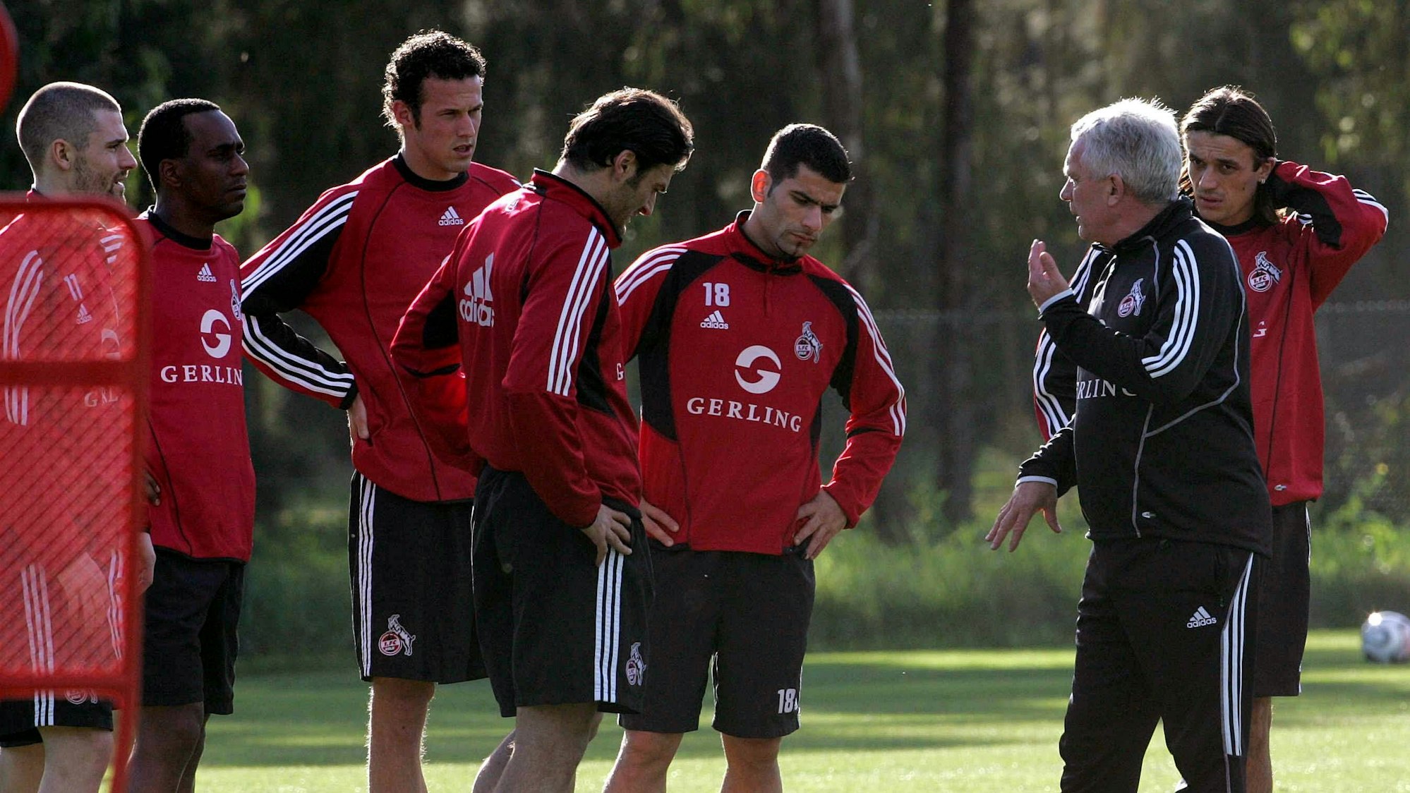 Die Spieler stehen mit Trainer Hanspeter Latour auf dem Trainingsplatz.