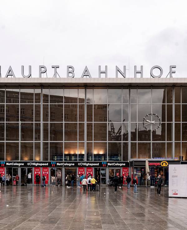 Köln:
Außenansicht des Kölner Hauptbahnhofs und der defekten Bahnhofsuhr auf der Glasfront.