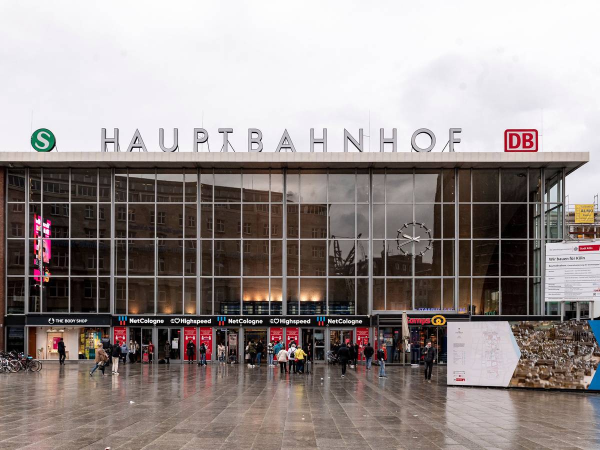 Köln:
Außenansicht des Kölner Hauptbahnhofs und der defekten Bahnhofsuhr auf der Glasfront.
