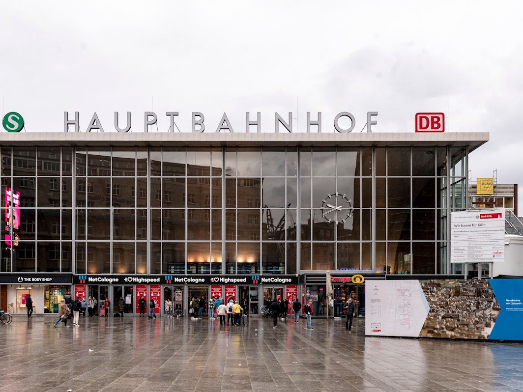 Köln:
Außenansicht des Kölner Hauptbahnhofs und der defekten Bahnhofsuhr auf der Glasfront.