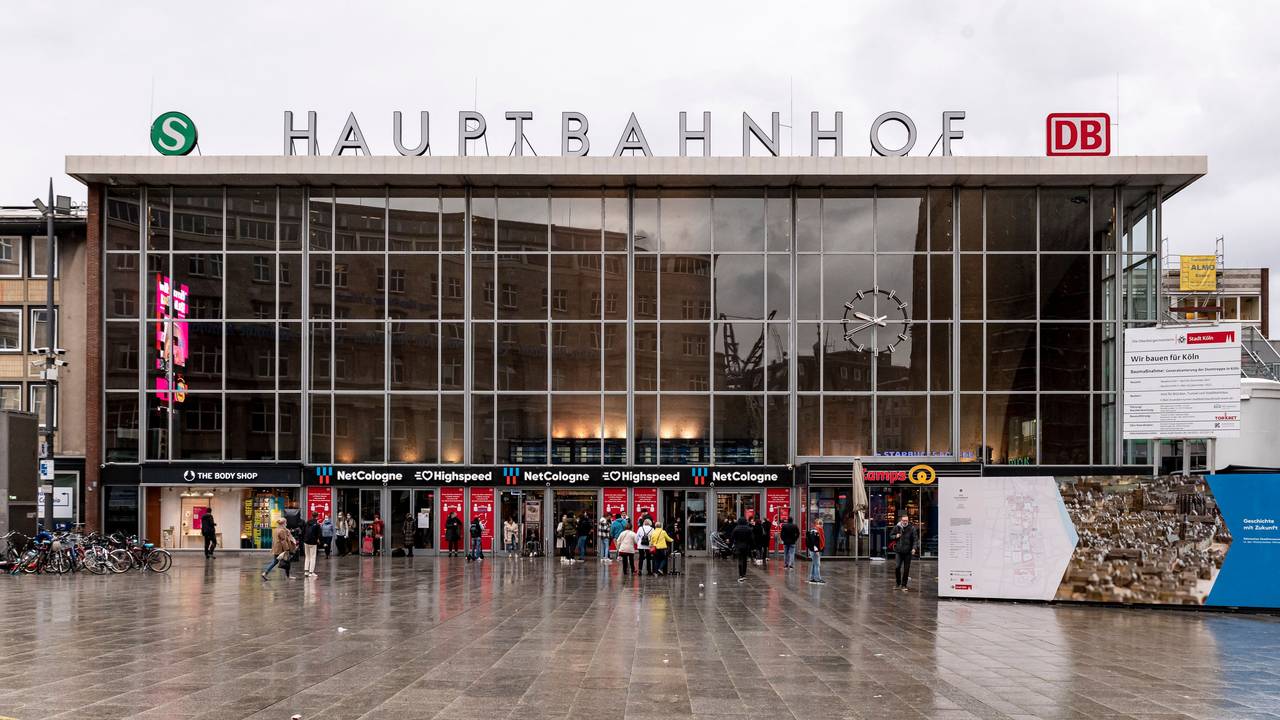 Köln:
Außenansicht des Kölner Hauptbahnhofs und der defekten Bahnhofsuhr auf der Glasfront.