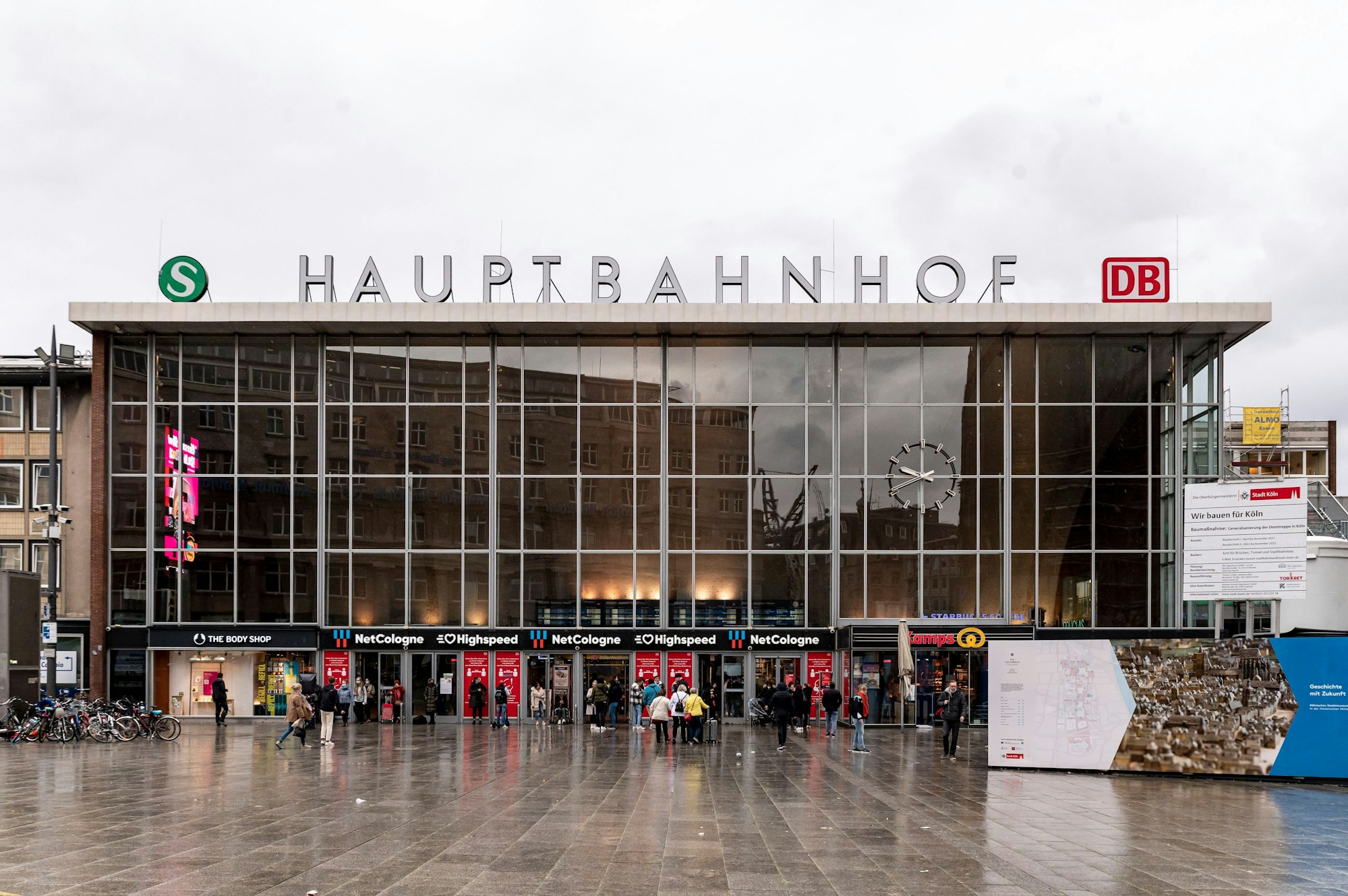 Köln:
Außenansicht des Kölner Hauptbahnhofs und der defekten Bahnhofsuhr auf der Glasfront.
