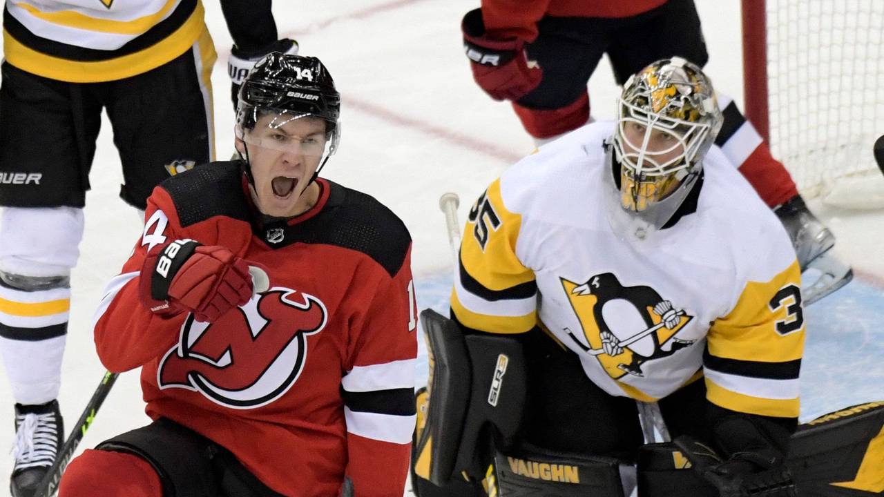 Nathan Bastian jubelt, indem er auf einem Bein kniet und brüllt. Im Hintergrund hockt Goalie Tristan Jarry und schaut den Torschützen an.
