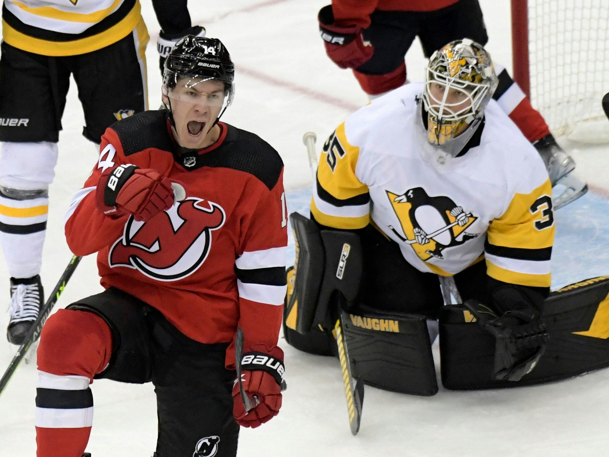 Nathan Bastian jubelt, indem er auf einem Bein kniet und brüllt. Im Hintergrund hockt Goalie Tristan Jarry und schaut den Torschützen an.