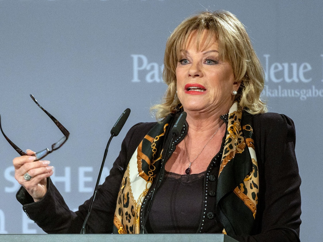 Lisa Fitz, Laudatorin, Kabarettistin und Schauspielerin, spricht im Oktober 2019 vor der Verleihung von dem "Menschen-in-Europa-Kunst-Award".