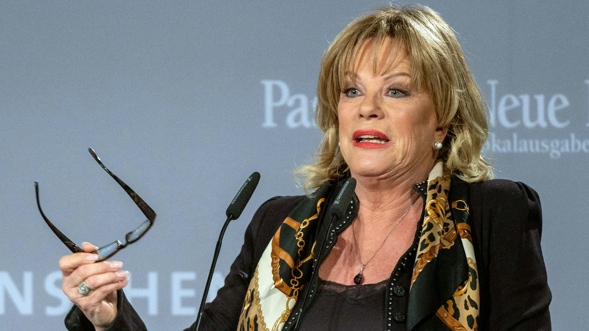 Lisa Fitz, Laudatorin, Kabarettistin und Schauspielerin, spricht im Oktober 2019 vor der Verleihung von dem "Menschen-in-Europa-Kunst-Award".