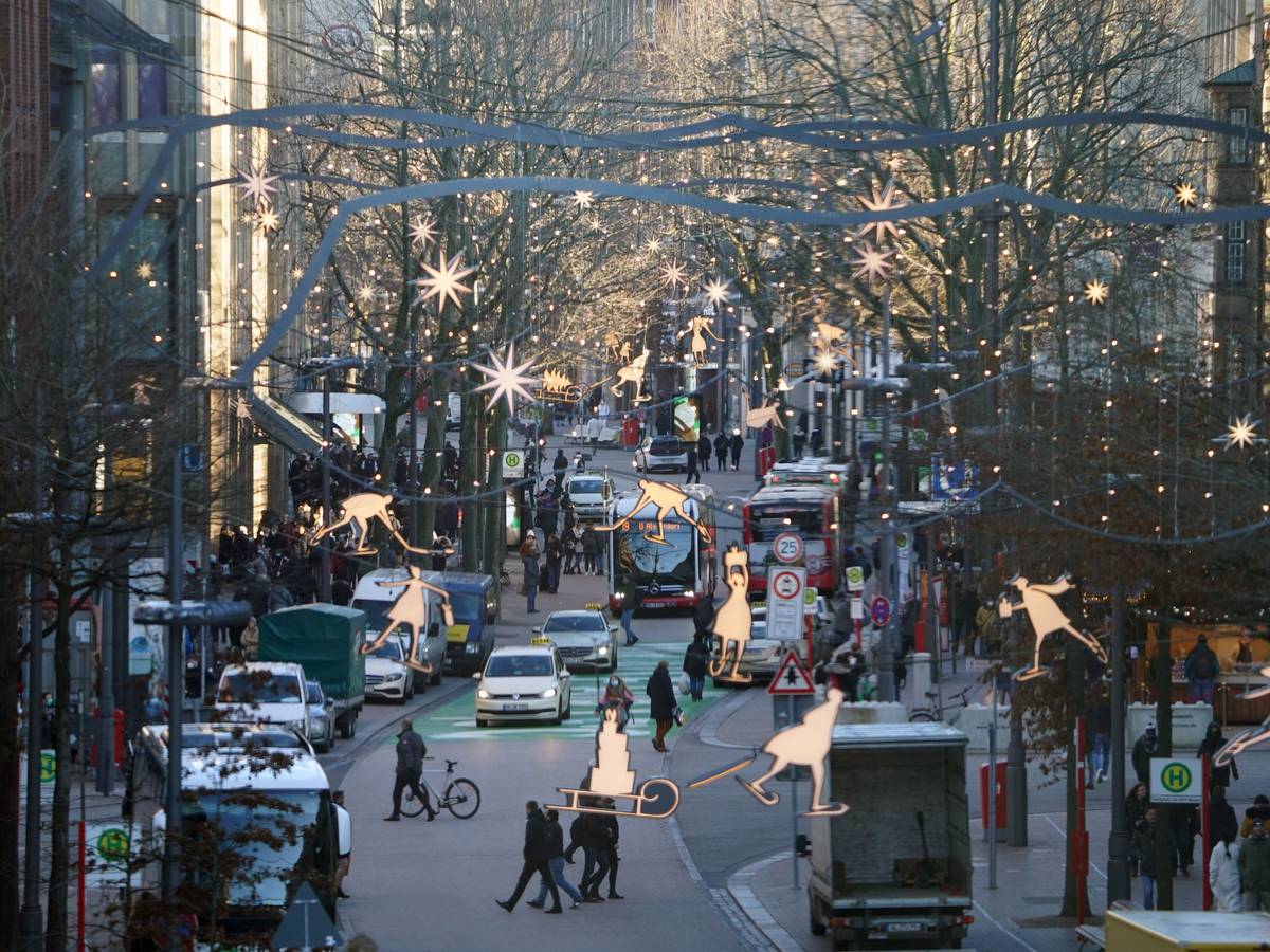 Passanten erledigen Einkäufe am 21. Dezember in der weihnachtlich geschmückten Innenstadt von Hamburg. Das Bundesland verschärft seine Corona-Maßnahmen für Heiligabend.