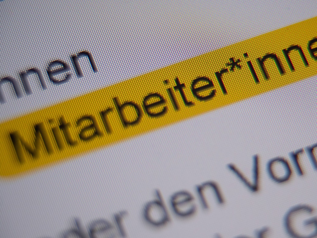 Die Anrede „Mitarbeiter*innen“ ist in geschlechtersensiblen Sprache formuliert.