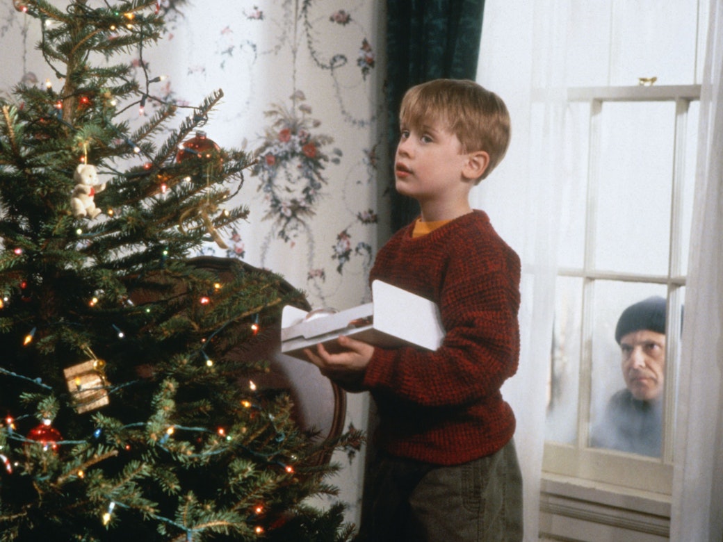 Während der nichtsahnende Kevin (Macaulay Culkin, l) den Weihnachtsbaum schmückt, lauert Harry (Joe Pesci) auf eine Gelegenheit, das Haus auszurauben (undatierte Filmszene). Die Familienkomödie «Kevin - Allein zu Haus» gehört zu den erfolgreichsten Filmen überhaupt.