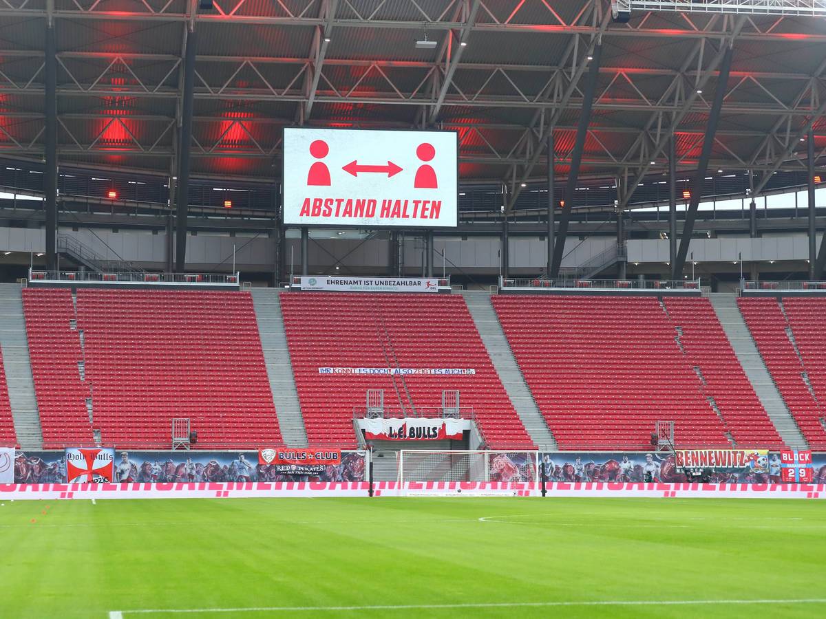 Blick ins menschenleere Stadion von RB Leipzig