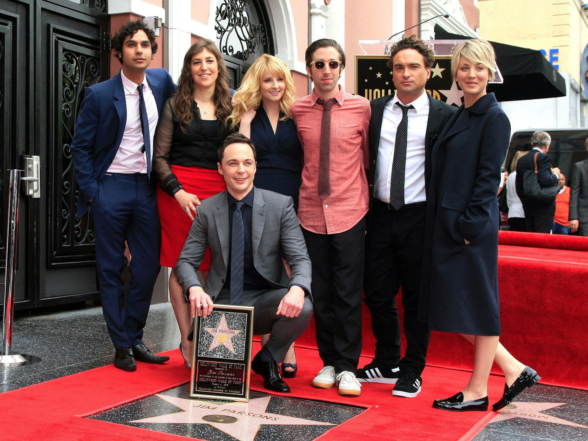 Jim Parsons (kniend) mit seinen Serienkollegen von „The Big Bang Theory“ Kunal Nayyar, Mayim Bialik, Melissa Rauch, Simon Helberg, Johnny Galecki, Kaley Cuoco (v.l.) am 11. März 2015 auf dem Walk of Fame in Hollywood.