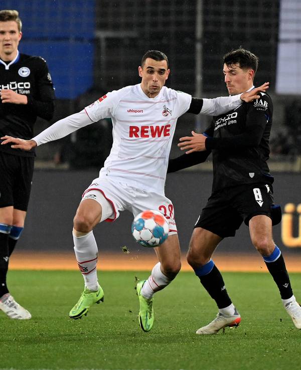 Ellyes Skhiri behauptet den Ball gegen Alessandro Schöpf.