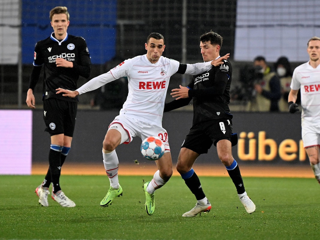 Ellyes Skhiri behauptet den Ball gegen Alessandro Schöpf.