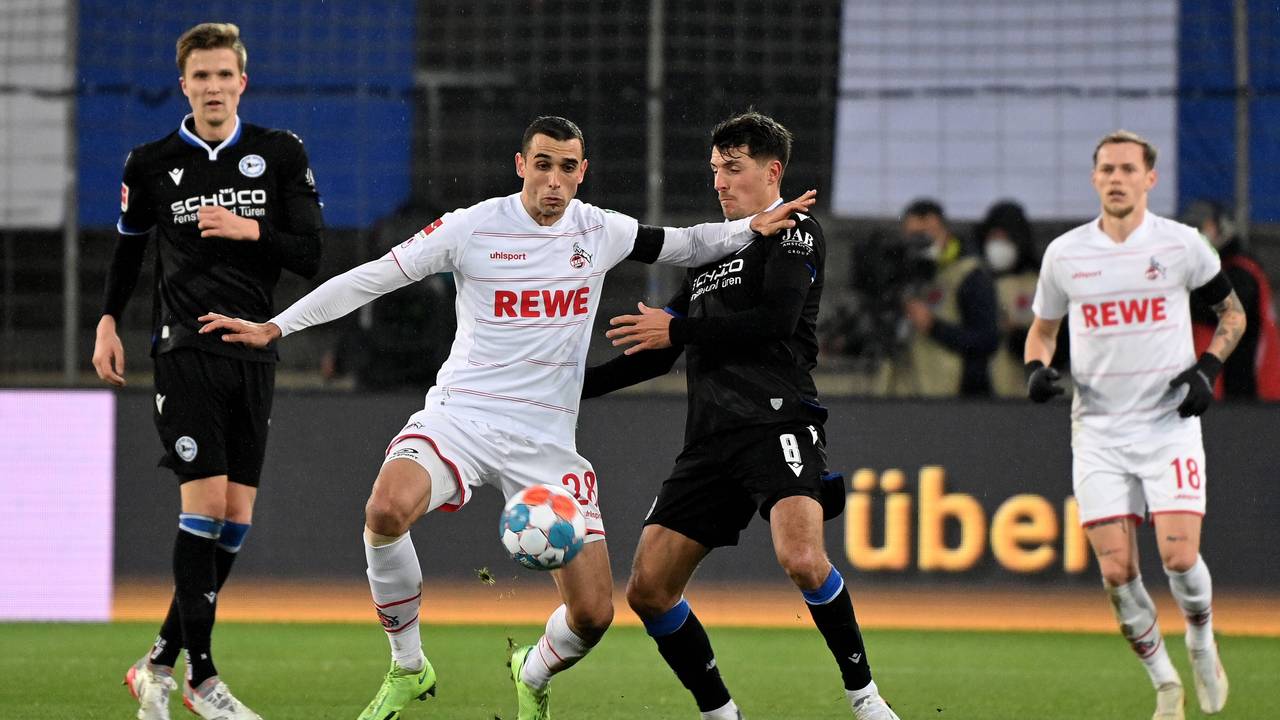 Ellyes Skhiri behauptet den Ball gegen Alessandro Schöpf.