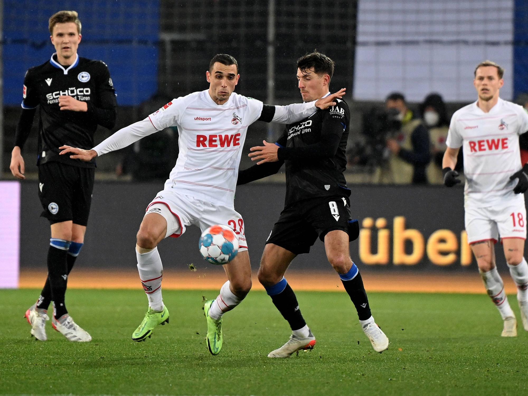 Ellyes Skhiri behauptet den Ball gegen Alessandro Schöpf.